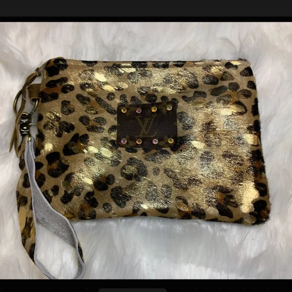LV KEEP IT GYPSY GOUCHO WRISTLET Brown‎ Gold Metallic Leopard Print NWT - Picture 5 of 11